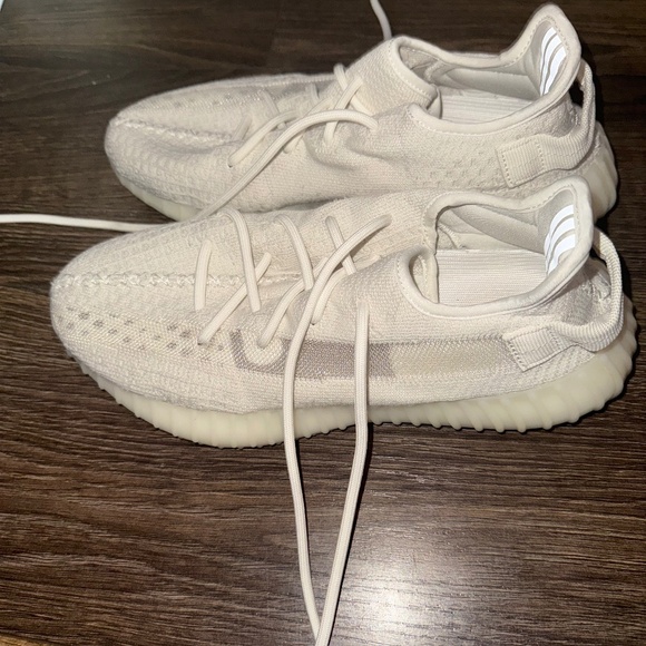 Yeezy 350 v2 With box - Picture 1 of 2